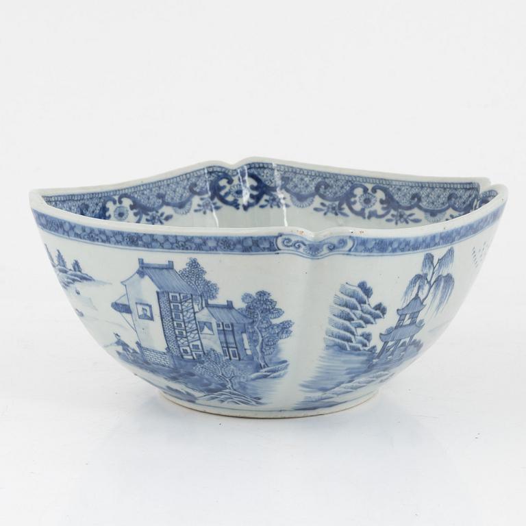 A blue and white bowl, Qing dynasty, Qianlong (1736-95).