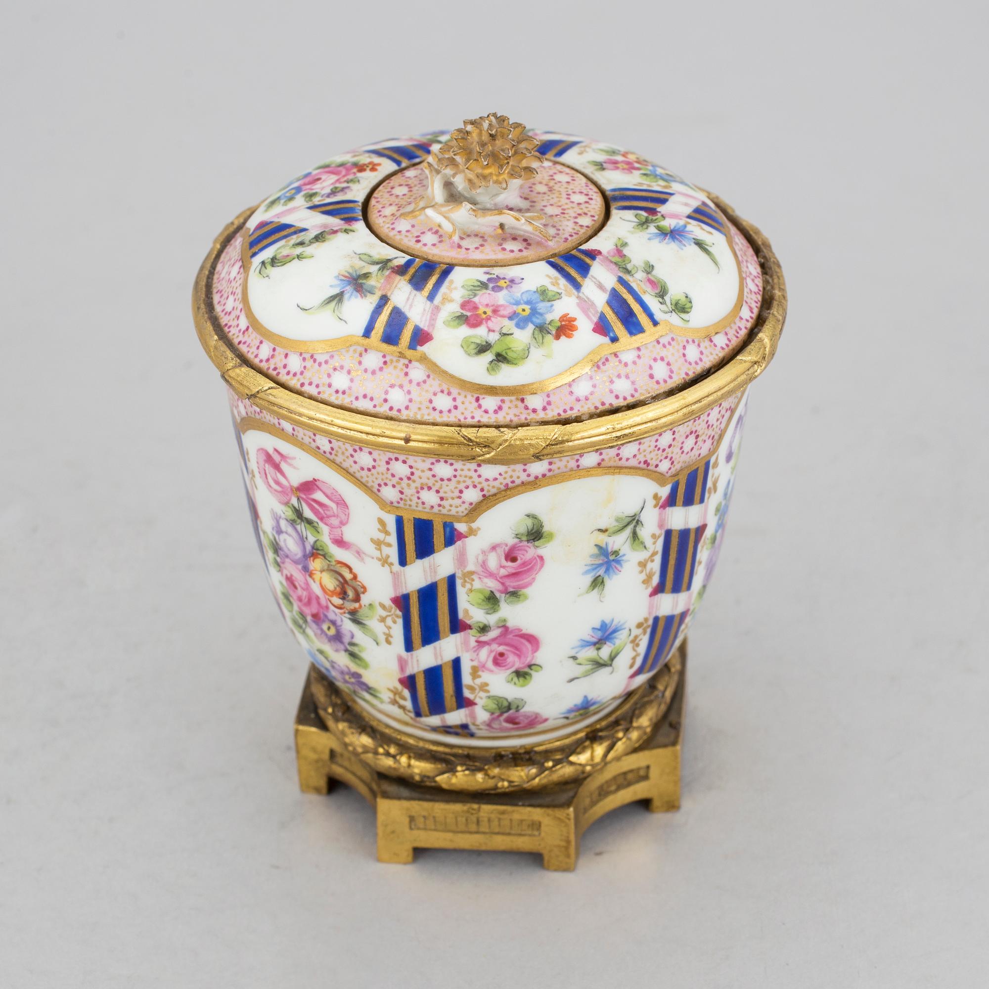 BLÄCKHORN, porslin och brons. Empire, 1800-talets första hälft.