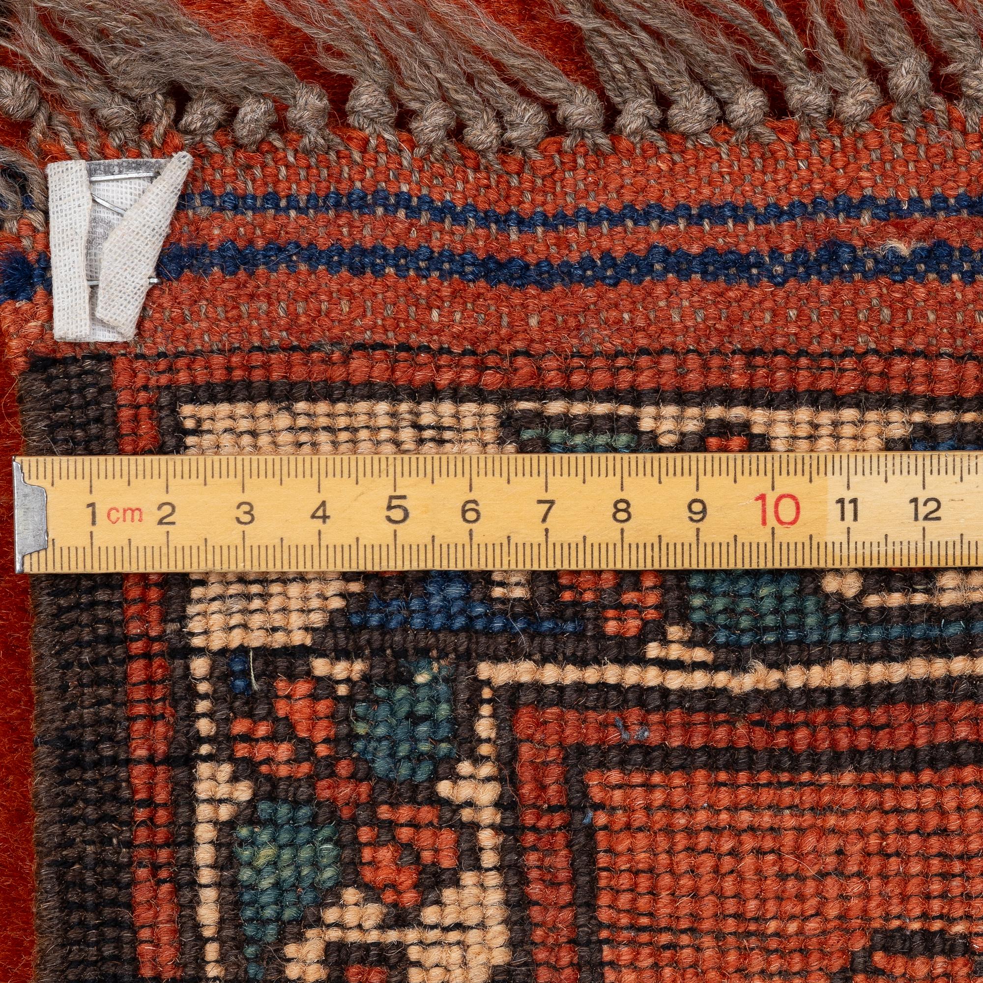 Matta, troligen Dehbaf, ca 266 x 230 cm samt 3-4 cm randig slätväv på varje kortsida.
