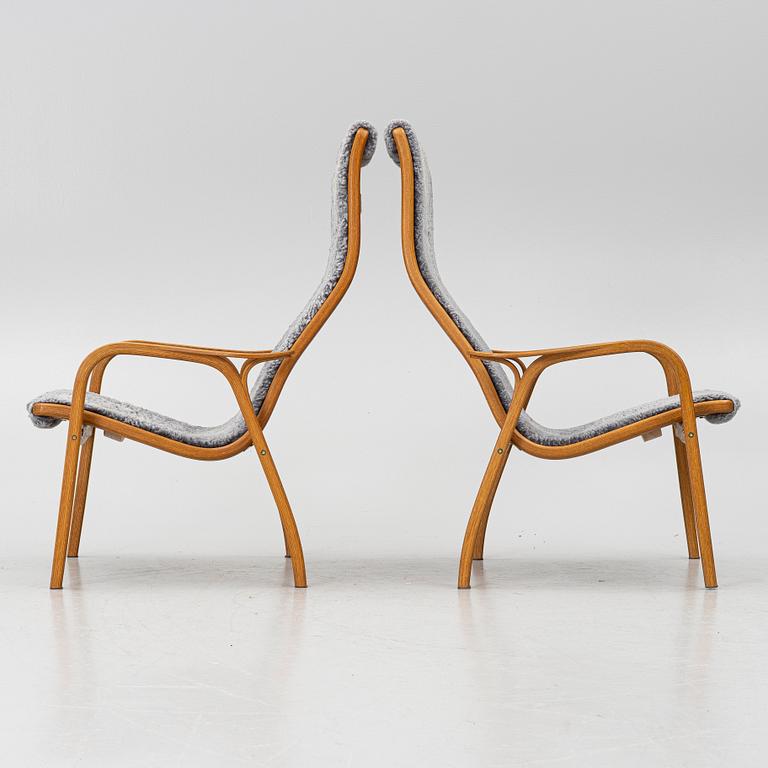 Yngve Ekström, A pair of armchairs, a footstool, “Lamino”, and a side table, Swedese, 2000s.