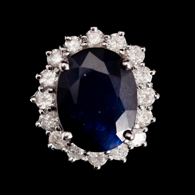 RING, 10 k vitguld, mörkblå safir ca 6.0 ct samt diamanter tot ca 1.0 ct.