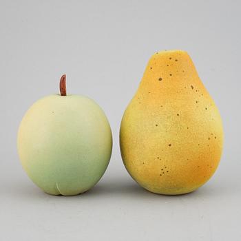 PER HAMMARSTRÖM, a stoneware sculpture of an apple and a pear, the apple dated -91.