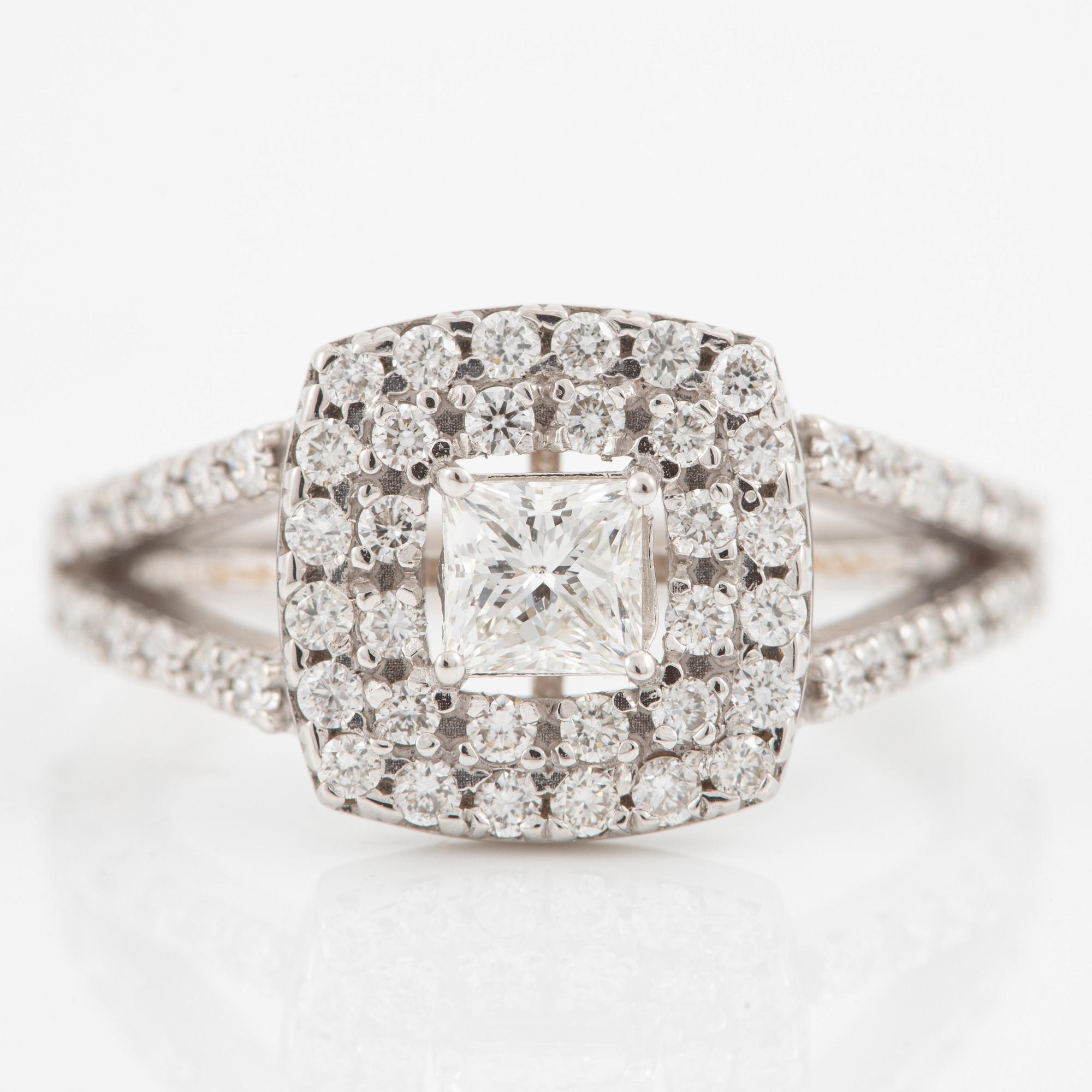 Ring, 18K white gold with a princess-cut diamond and brilliant-cut diamonds, accompanied by GIA dossier.