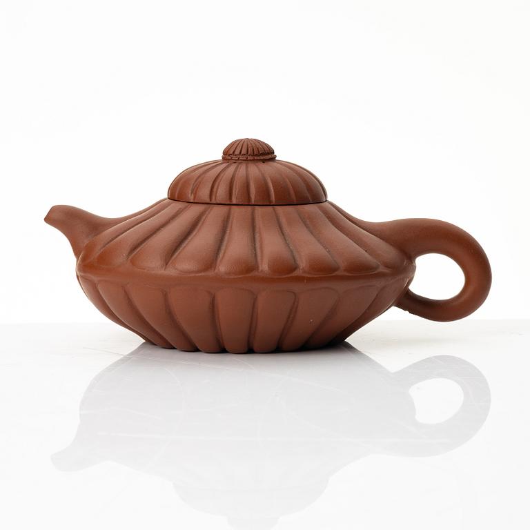 Zhou Guizhen, A Chinese yixing 'chrysanthemum' teapot, 1980/90s.