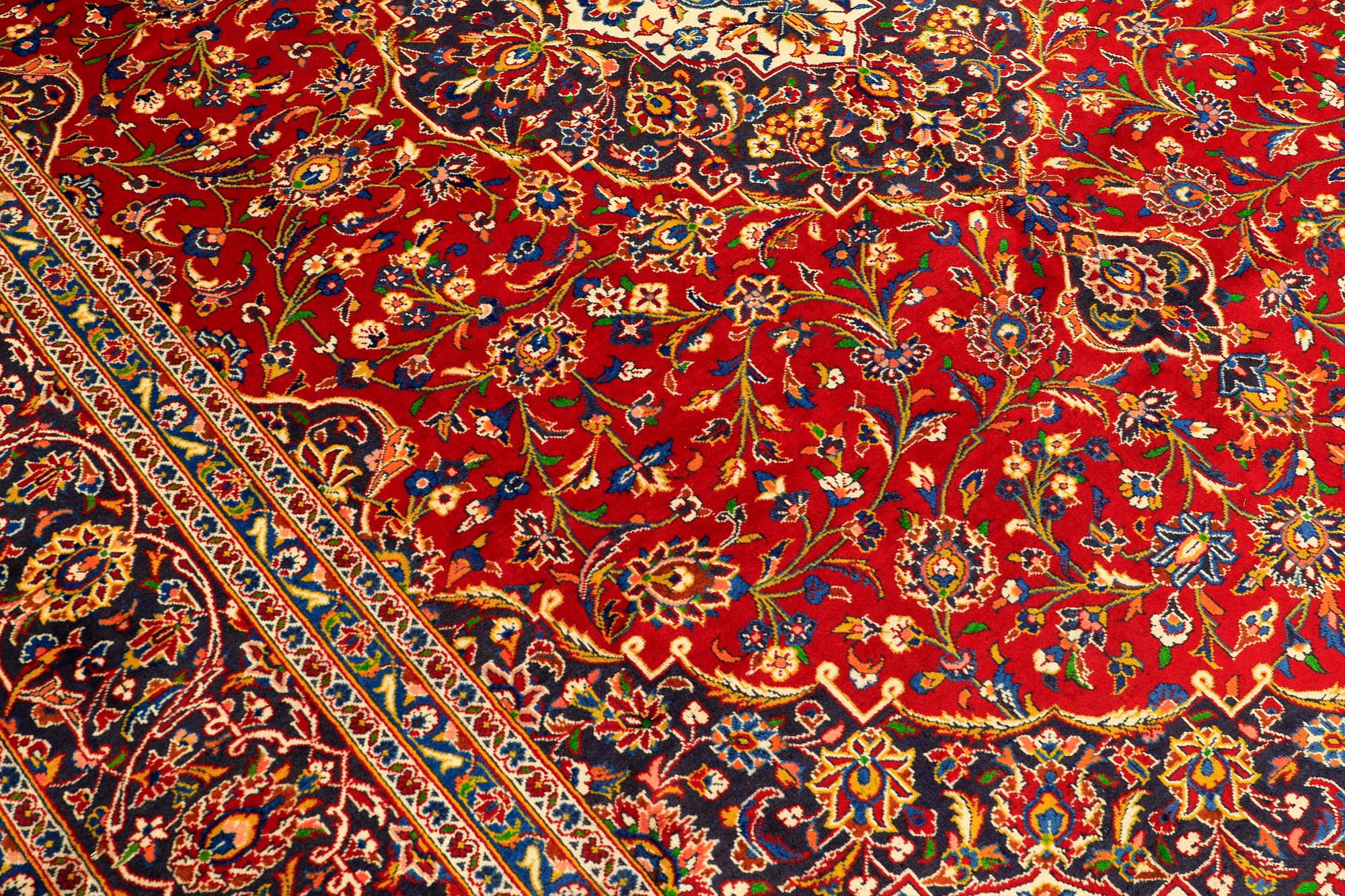 A CARPET, Kashan, ca 402 x 300 cm.