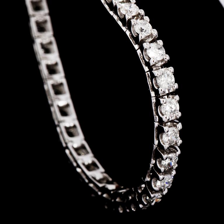 ARMBAND, 18k vitguld med briljantslipade diamanter, 2.21 ct. Vikt 7,5 g.