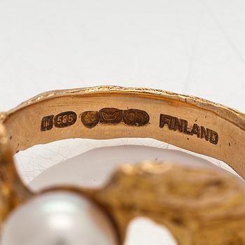 Björn Weckström, sormus, 14K kultaa ja viljelty helmi. Lapponia 1969.