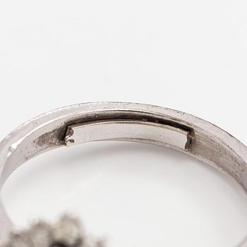 Ring, briljantslipade diamanter, platina.