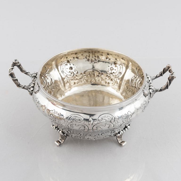 A silver tureen with lid, French export mark, Rococo style, circa 1900.