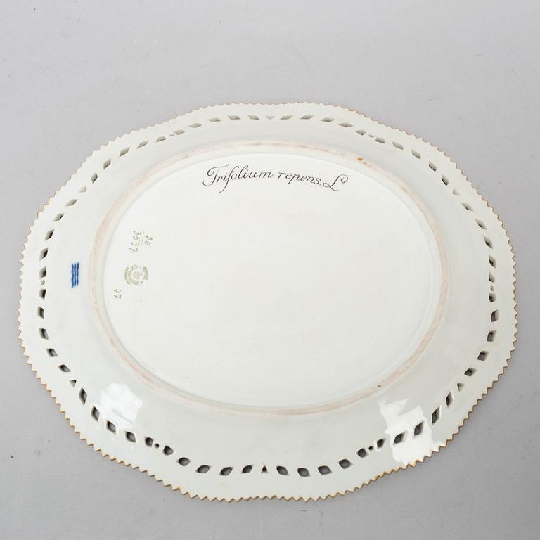 GALLERKORG med FAT, porslin. Royal Copenhagen, "Flora Danica", Danmark, 1900-tal.