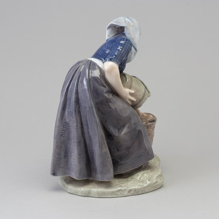 FIGURIN, porslin, "Potatisplockerskan", Christian Thomsen. Royal Copenhagen, Danmark, 1940-tal.