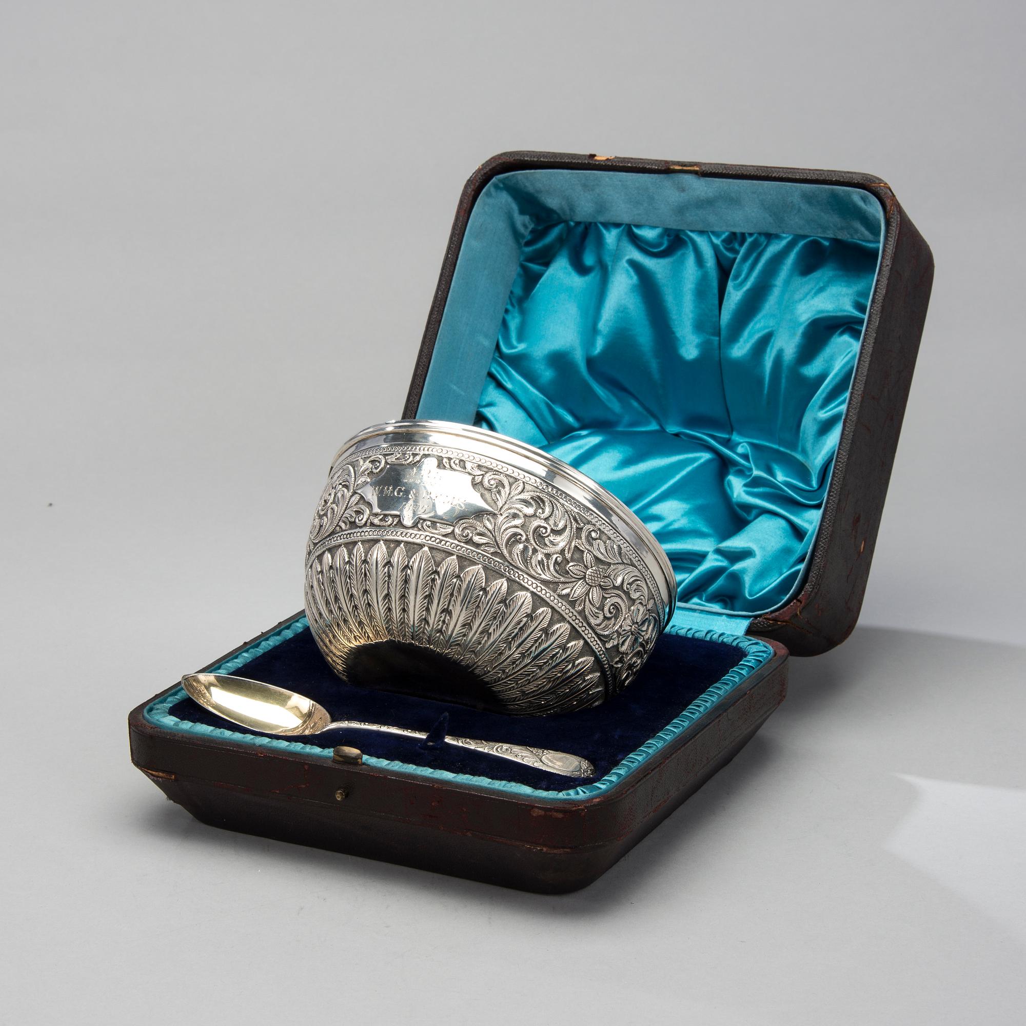 SKÅL och SKED, sterlingsilver, Charles Boyton, London 1894, finska kontrollstämplar. Totalvikt ca 350 g.