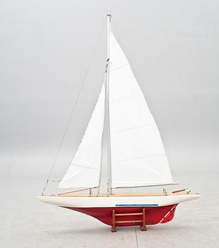 MODELLSEGELBÅT, bär datering 1953.