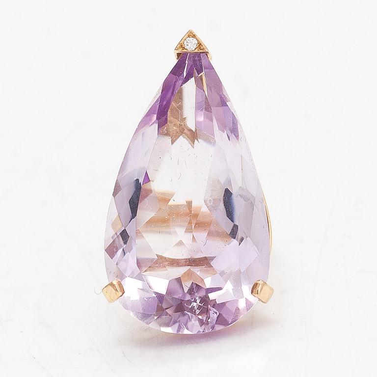 Ring, cocktailring, 18K guld, droppslipad ametist och diamant ca 0.015 ct.