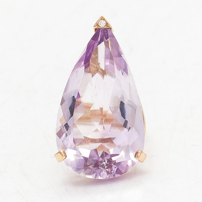 An 18K gold and amethyst cocktail ring with a ca. 0.015 ct diamond.