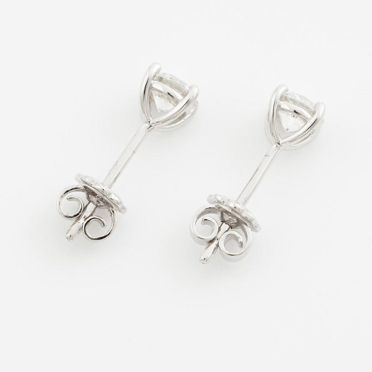 Örhängen 18K vitguld med briljantslipade diamanter, medföljande GIA dossier.