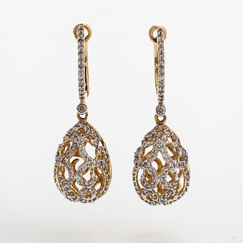 A pair of 14K gold egg-shaped earrings with dimaonds ca. 0.72 ct in total. With IGI certificate number.