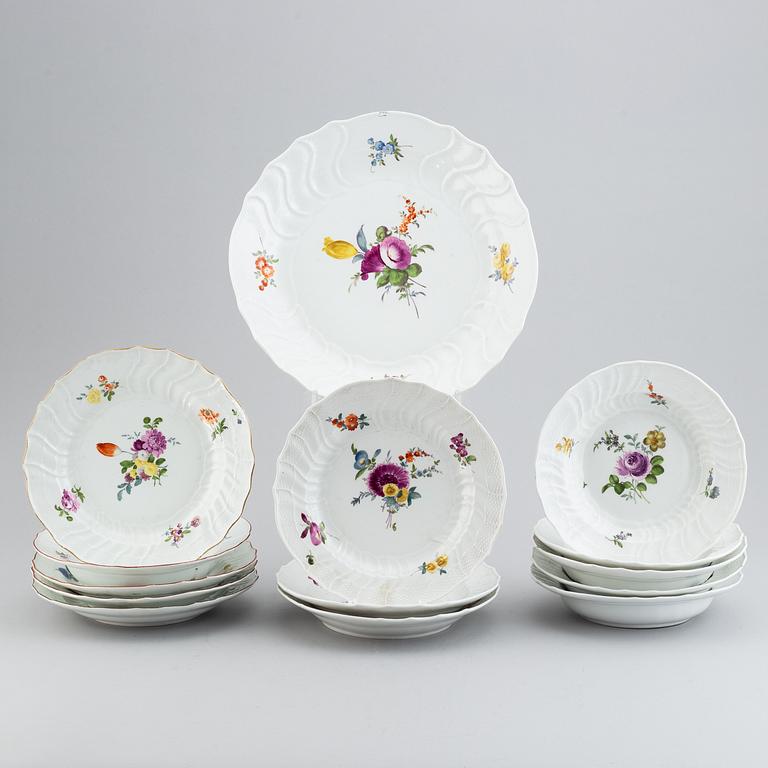 13 Meissen porcelain dishes, and a serving dish, punktzeit (1756-1773).