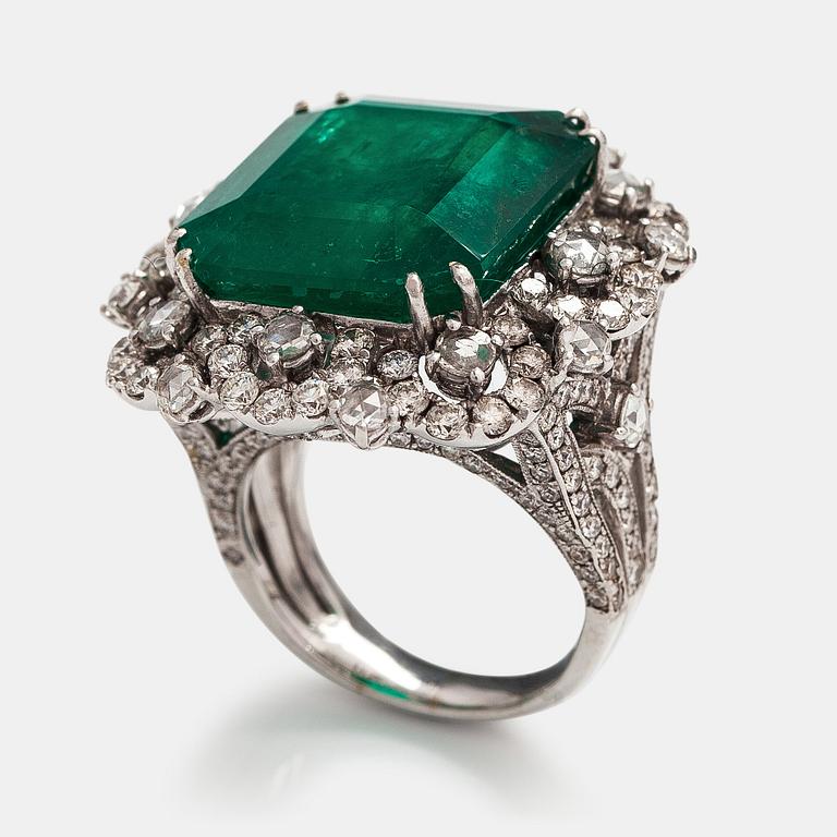 Cocktailsormus, 18K valkokultaa, smaragdi n. 20.37 ct ja ruusu- ja briljanttihiottuja timantteja n. 2.72 ct yht.