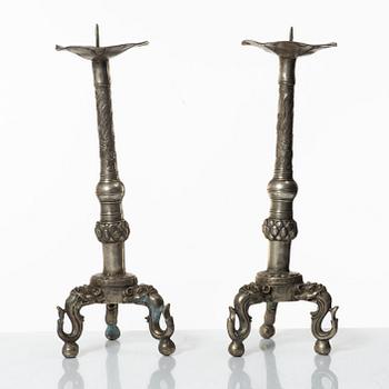 Ljusstakar / altarstakar, ett par, vitmetall, Kina, 1900-tal.