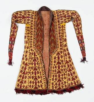 KVINNOROCK (Chyrpy), siden. Höjd 96 cm. Tekke, Turkmenistan 1800-tal.