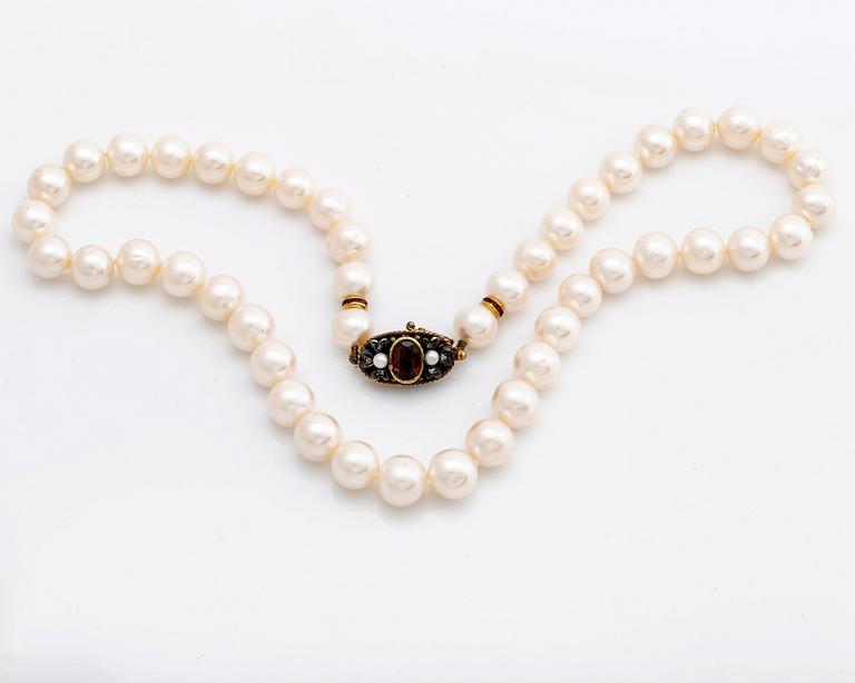 Pearl necklace cultured freshwater pearls, clasp 18>k gold, silver w red-brown stone amd rose-cuts.