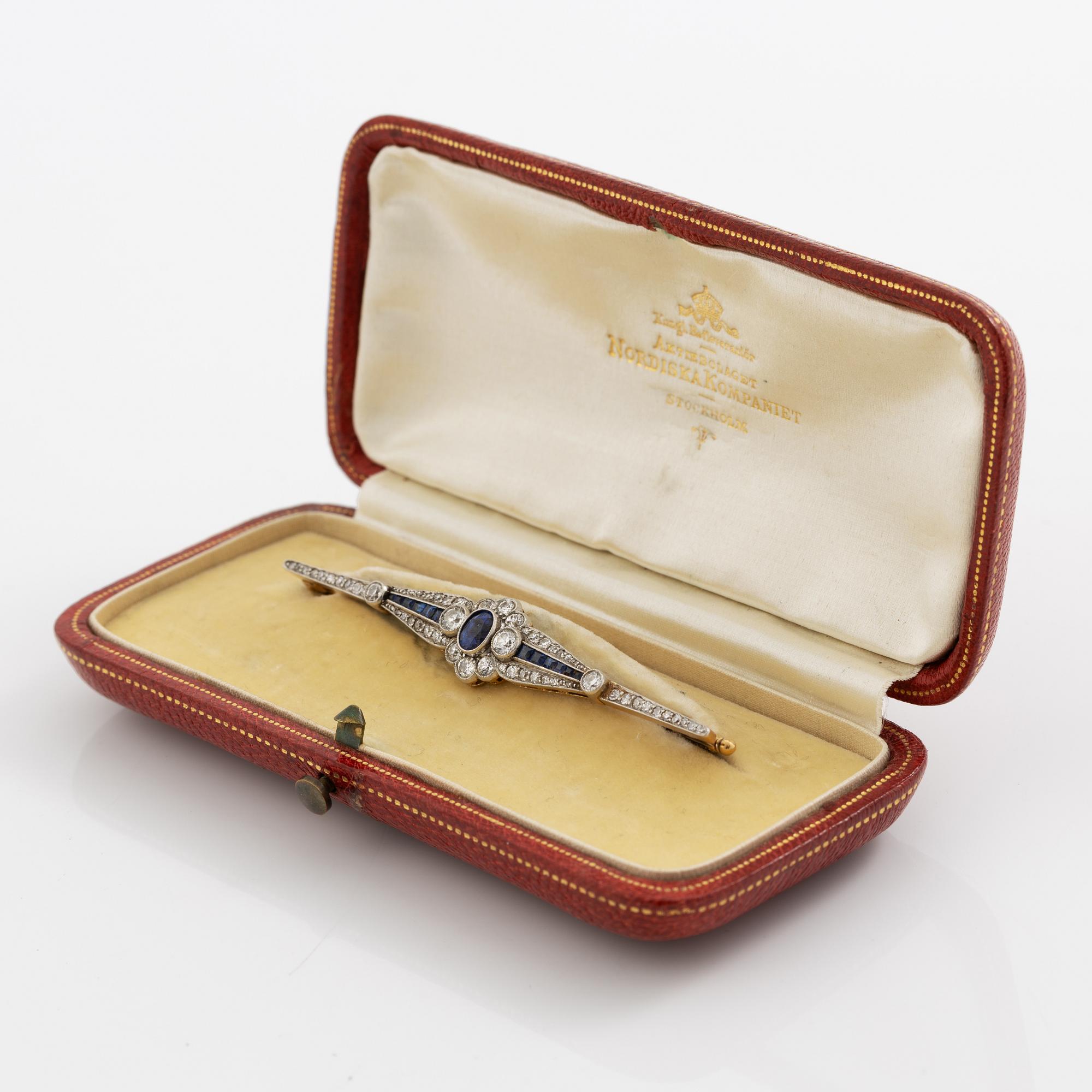 Brooch 18K gold set with octagonal and old-cut diamonds and sapphires.