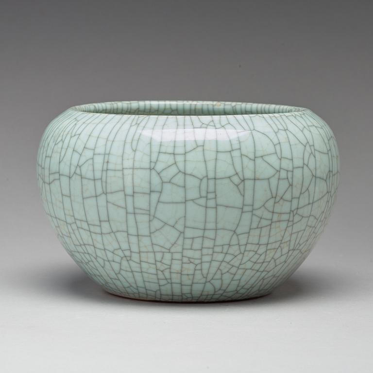 A ge-glazed bowl/censer, Qing dynasty.