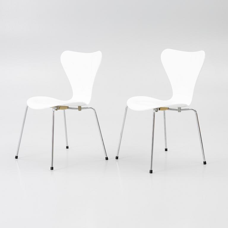 Arne Jacobsen, stolar, 2 st, "Sjuan", 1900-talets slut.