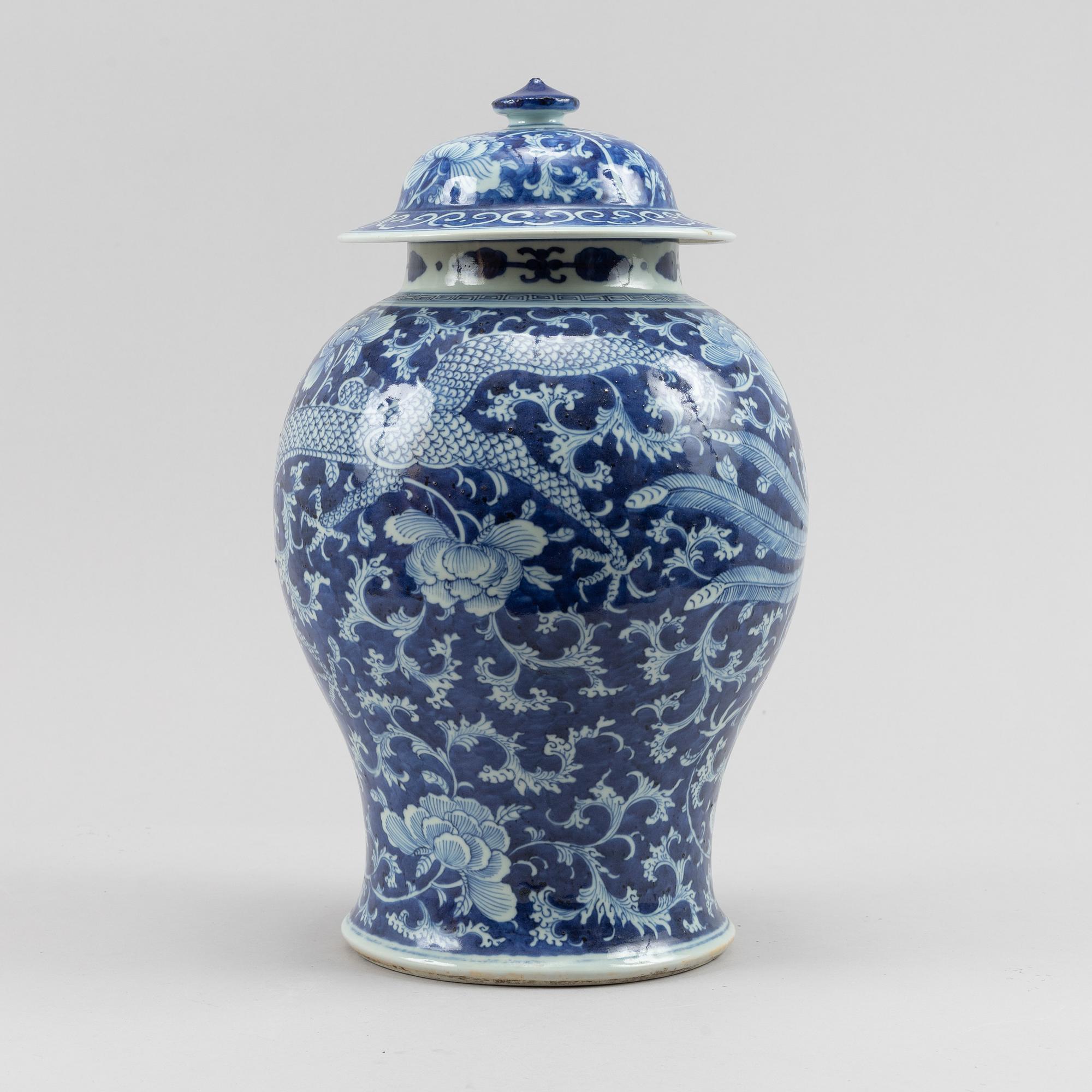 A blue and white jar with cover, Qing dynasty, 19th Century.