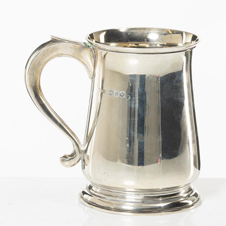 An English silver tankard, mark of William Bruford & Son, London 1945.