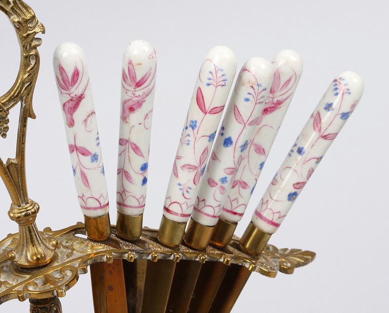 KNIVSTÄLL. Mässing, nyrenässans, sent 1800-tal.