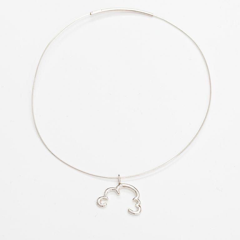 Pekka Piekäinen, Halsband "Varje moln har en silverkant", sterlingsilver. Platinoro, Åbo. För Aarikka.