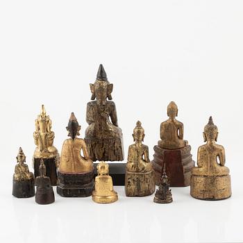 En samling buddhor i trä och metall. Burma och Thailand, 1900-tal. (Totalt  10 stycken.).