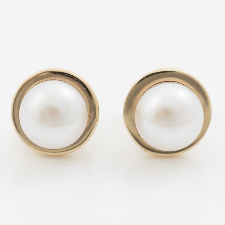 A pair of earrings in 18K gold with cultured pearls.