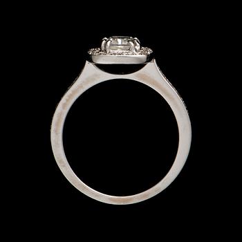 A RING, 18K white gold, cushion cut diamond, brilliant cut diamonds. Weight c. 5.0 g.