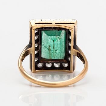 An 18K gold ring with an emerald and diamonds ca. 0.72 ct in total. Viktor Lindman, Helsinki 1913.