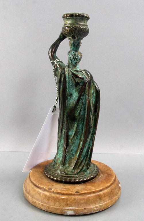 LJUSSTAKE, 1900-tal, patinerad brons med fot av marmor.