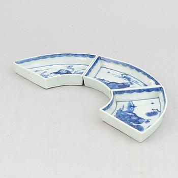 A set with three blue and white cabaret dishes, Qing dynasty, 19th Century.