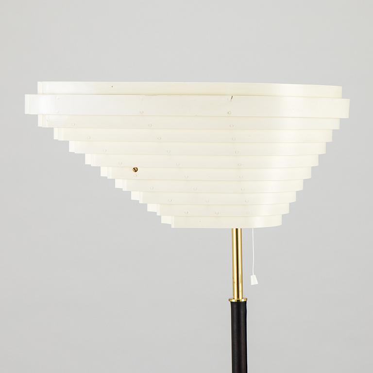 Alvar Aalto, 'Angel wing' model A 805 floor light manufactured by Valaisinpaja Oy, end of 20th century.