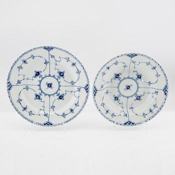 Servis 87 dlr, "Musselmalet - whole and half blonde", Royal Copenhagen Denmark porcelain.