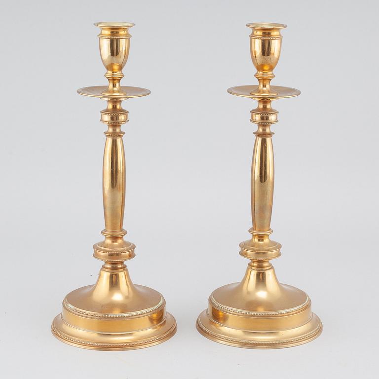 A pair of brass candlesticks from Skultuna, around the year 1900.