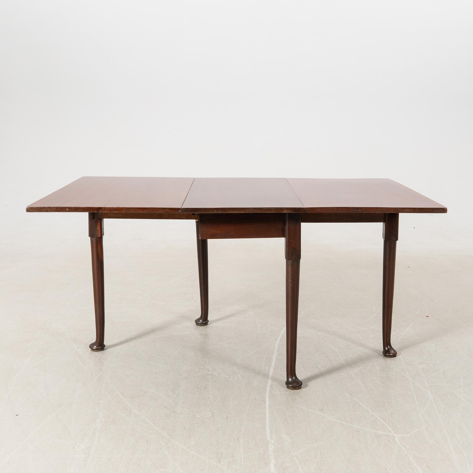 Drop-leaf table England 18th/19th century.