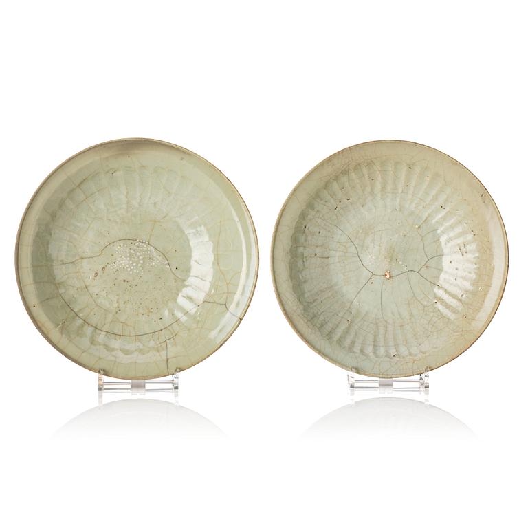 Two pale green ge glazed dishes, Yuan/Mingdynasty.