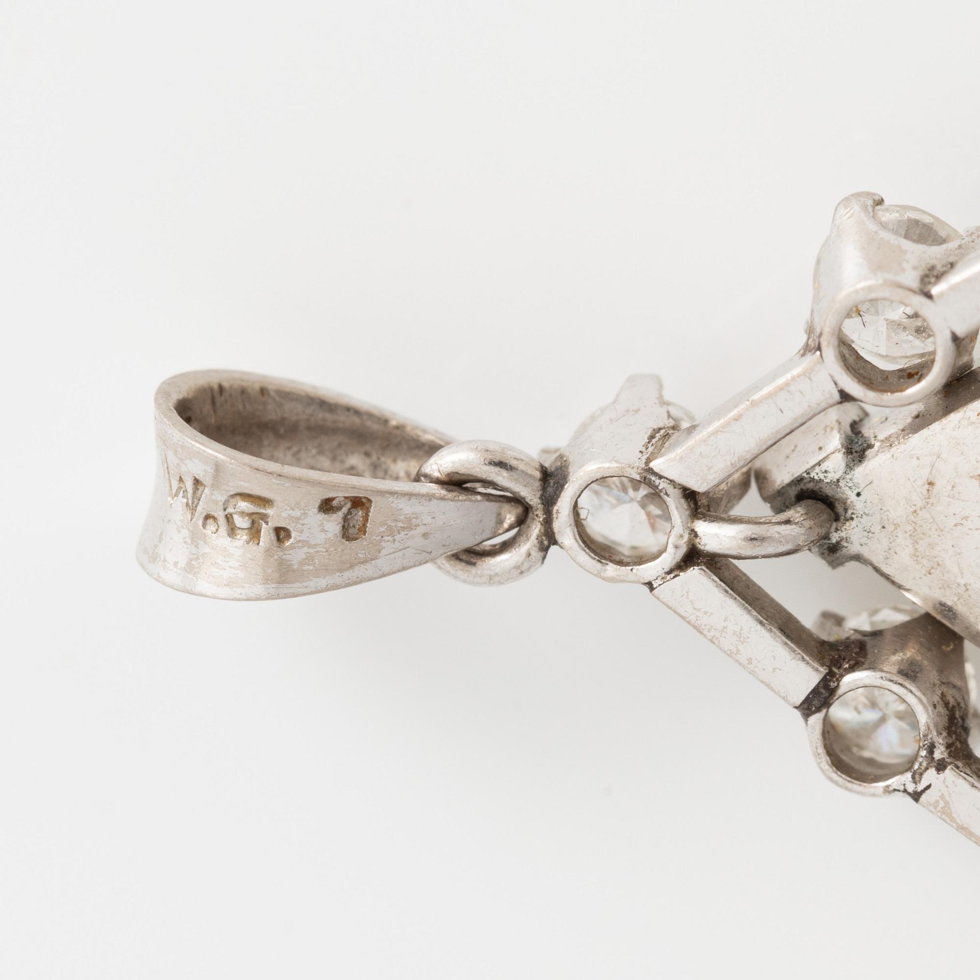 Hänge, vitguld med opal och briljantslipade diamanter.