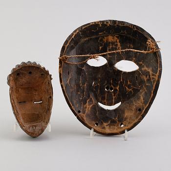 MASKER, 2 st, snidat trä, Afrika.