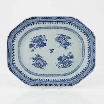 A blue and white serving dish, Qing dynasty, 18th Century.