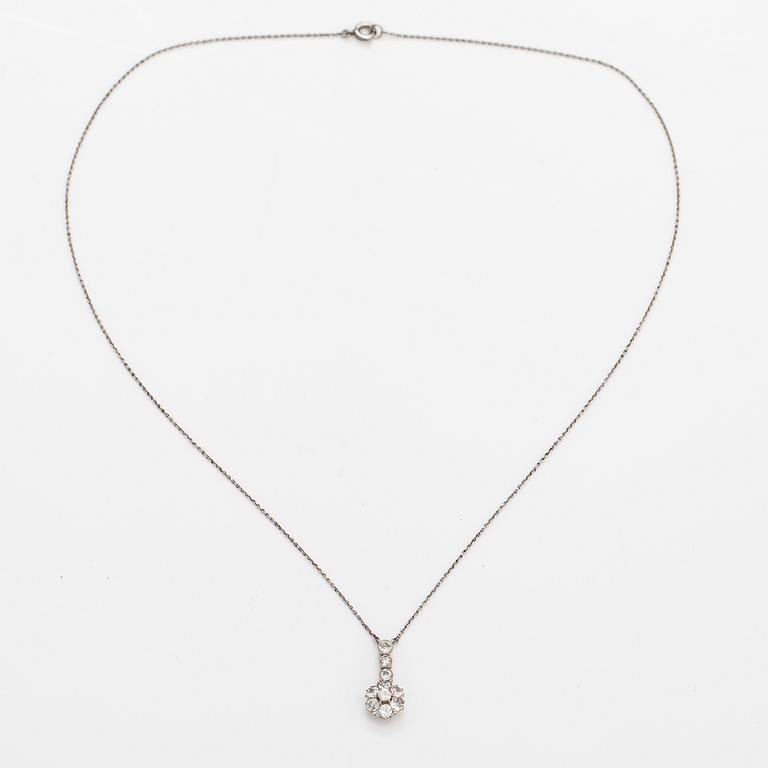 Halsband, 14-18K vitguld och platina, diamanter ca 0.80 ct tot.