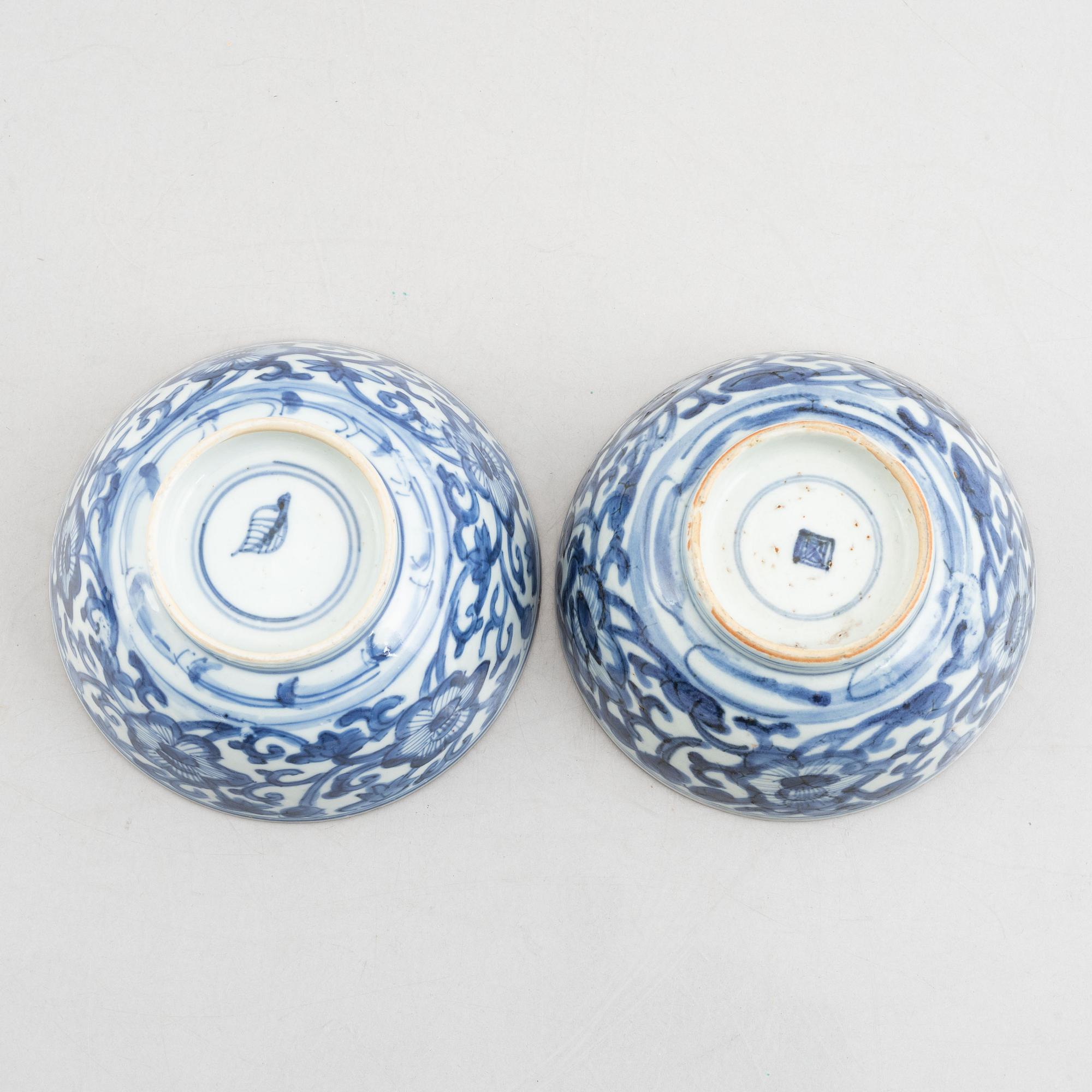 A pair of blue and white porcelain bowls, Qing dynasty, Kangxi (1662-1722).