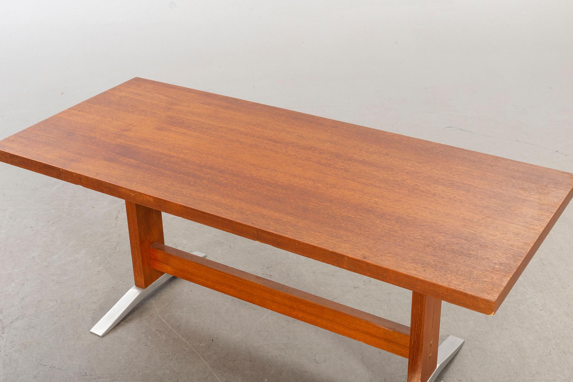 A MID 20TH CENTURY COFFEE TABLE.